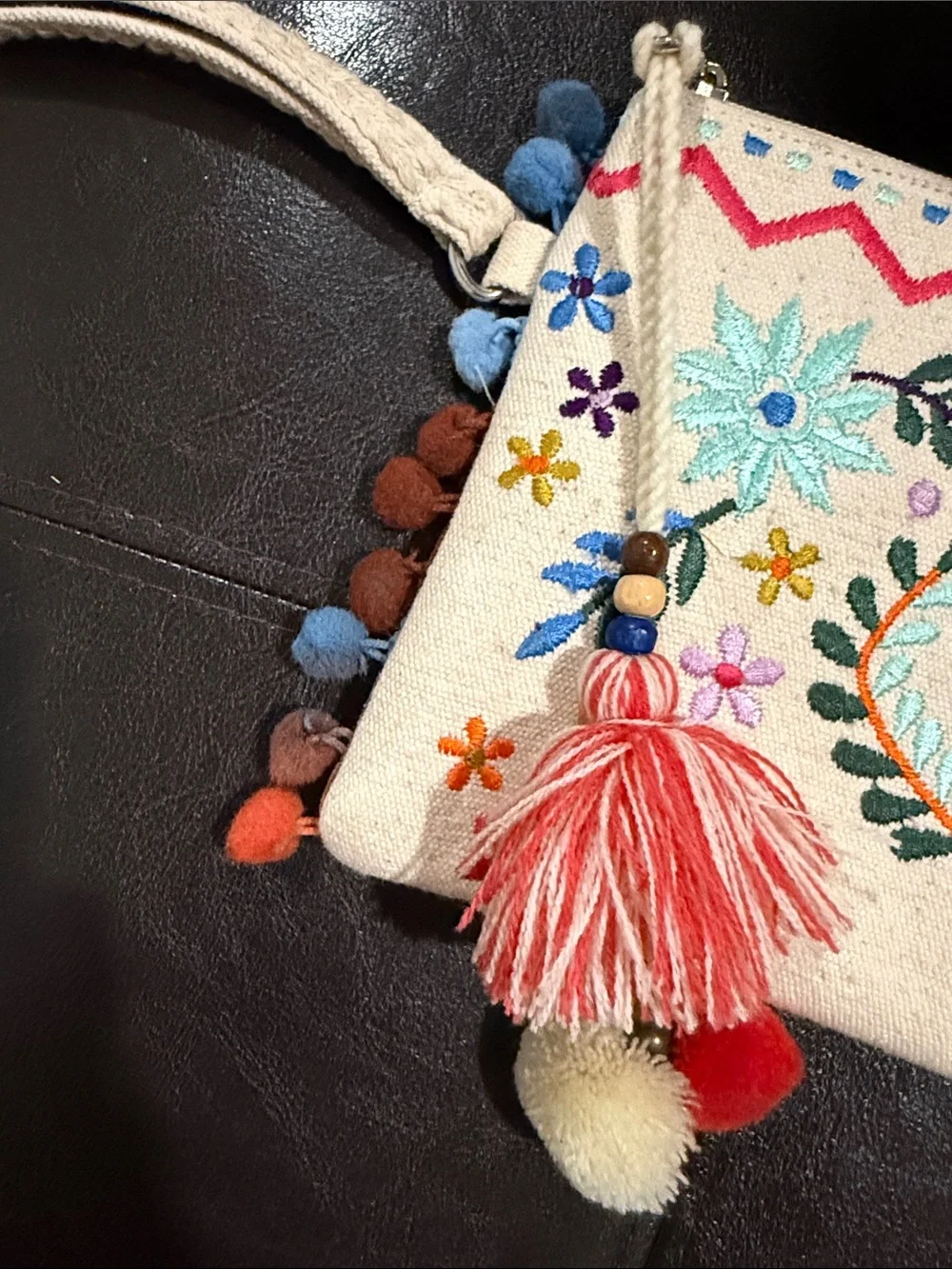 2 Chic embroidered canvas